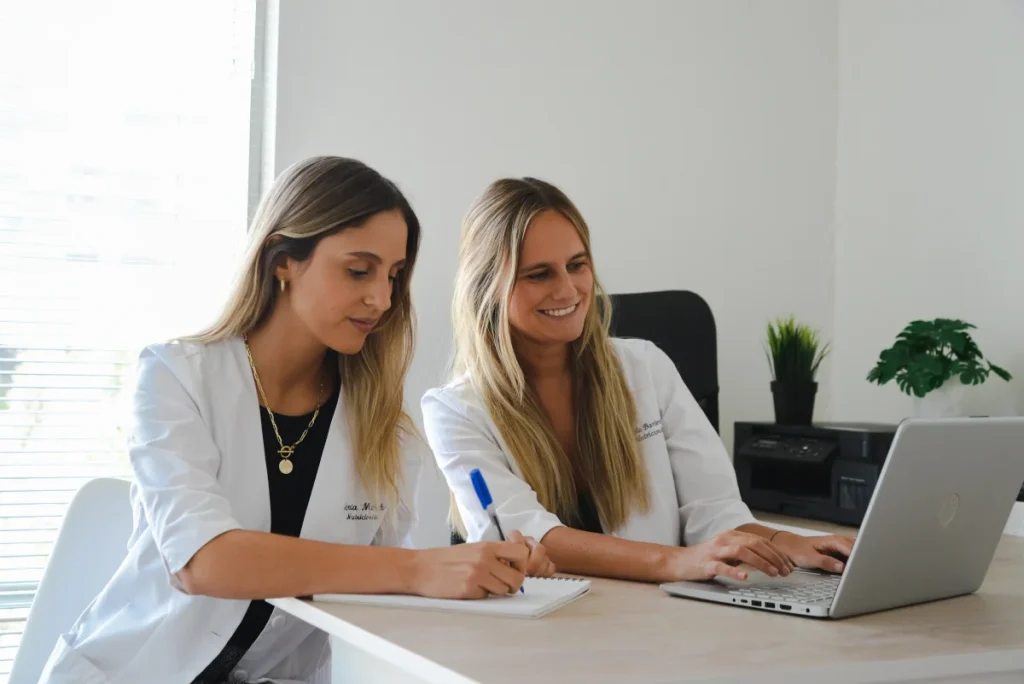 dos nutricionistas mujeres en una reunión con laptop